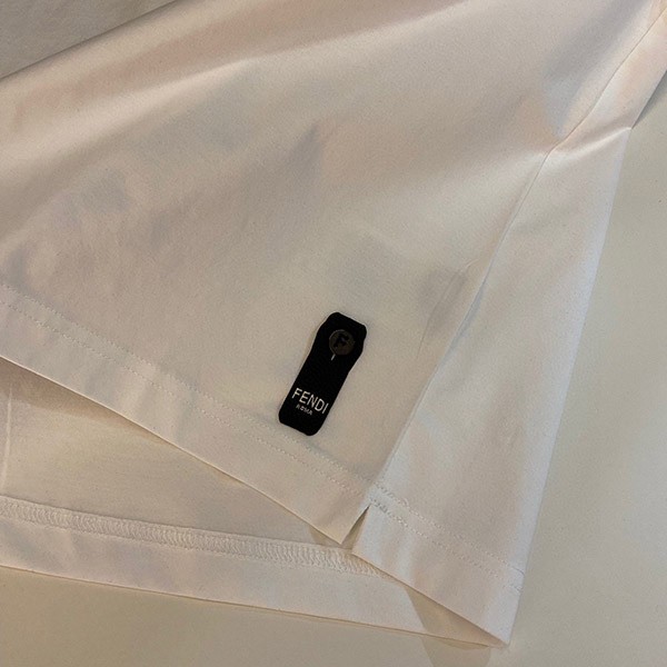 フェンディ スクエア ロゴ ホワイト Tシャツ 偽物 fev97580高い品質