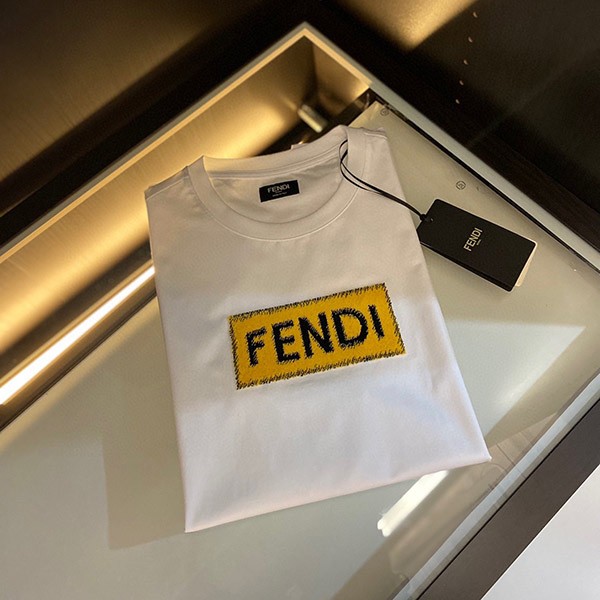 フェンディ スクエア ロゴ ホワイト Tシャツ 偽物 fev97580品質保証