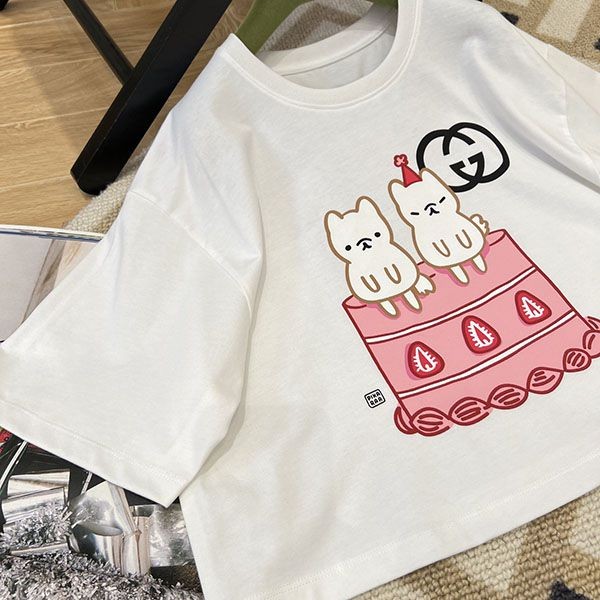 即発送グッチ Kawaii クロップド コットンジャージー Tシャツ コピー プリント 717684XJFBL9095高い品質