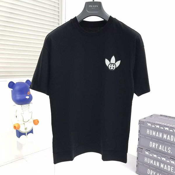 人気No1コラボ グッチ×アディダス コピー トレフォイルプリントTシャツ gue66455