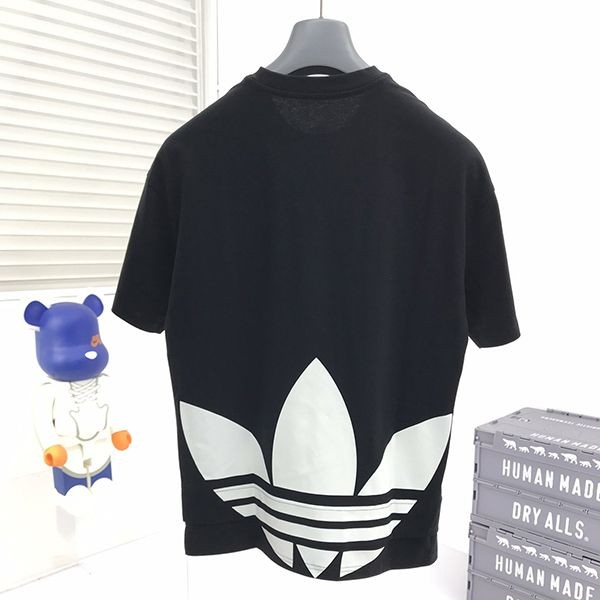 人気No1コラボ グッチ×アディダス コピー トレフォイルプリントTシャツ gue66455通販