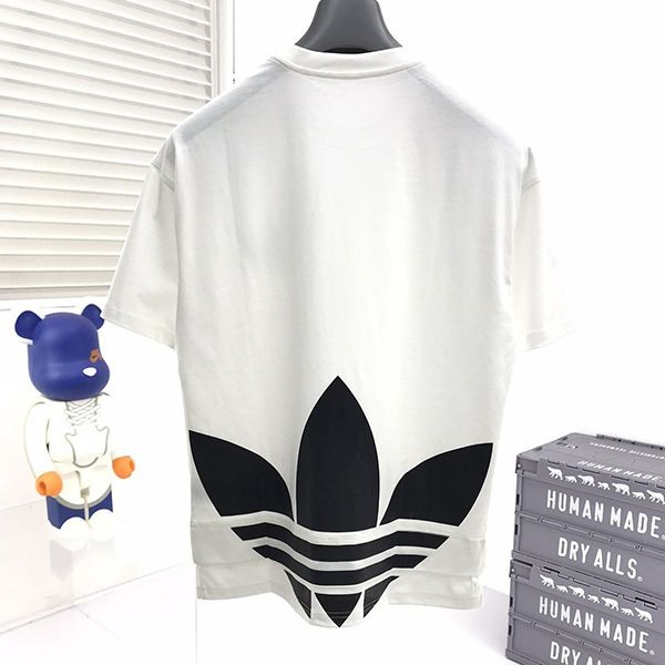 可愛いコラボ グッチ×アディダス 偽物 トレフォイルプリントTシャツ guq88525通販