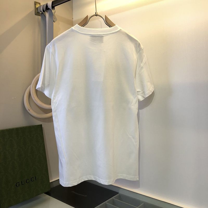 世界中で大人気♪グッチ ロゴ コットンTシャツ 偽物 バックフラワーアップリケ 2色 gus17426激安送料無料