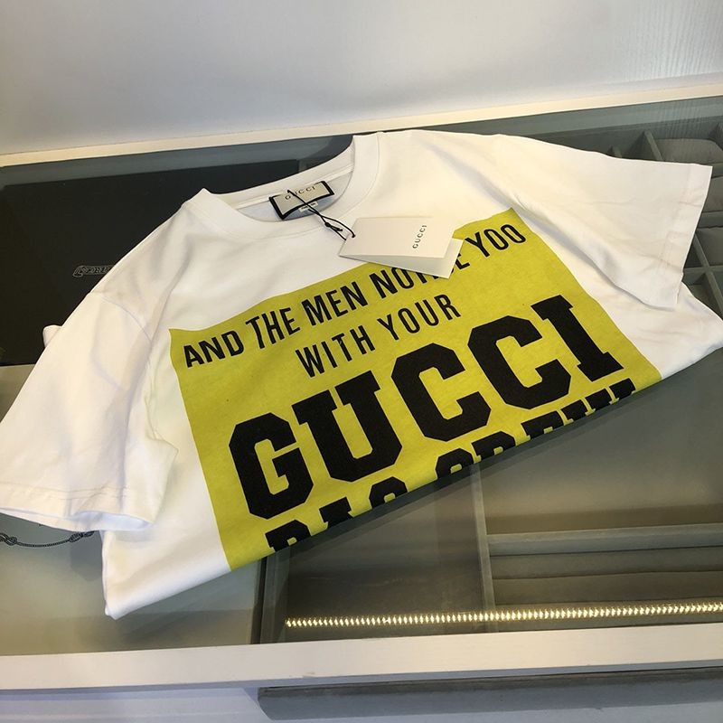 世界中で大人気♪グッチ ロゴ コットンTシャツ 偽物 バックフラワーアップリケ 2色 gus17426高い品質