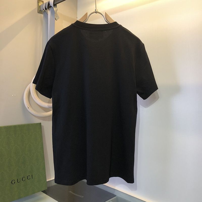 世界中で大人気♪グッチ ロゴ コットンTシャツ 偽物 バックフラワーアップリケ 2色 gus17426N級品