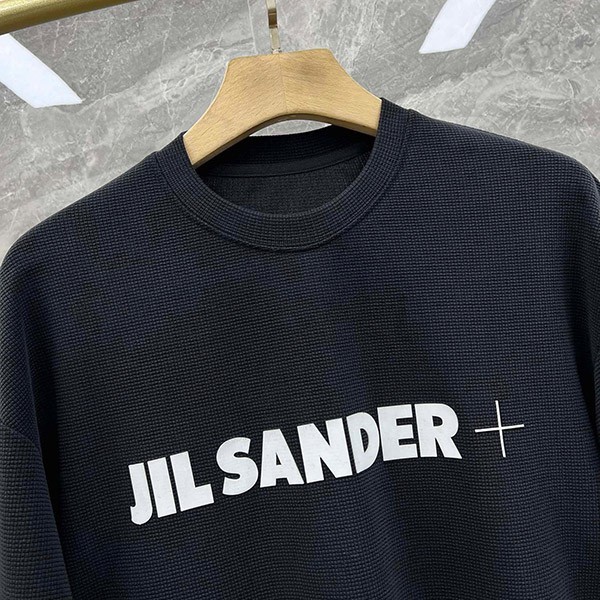 【日本未発売】ジルサンダー+ ロゴTシャツ 偽物 半袖 ブラック バックロゴ入り Jiq37993高い品質