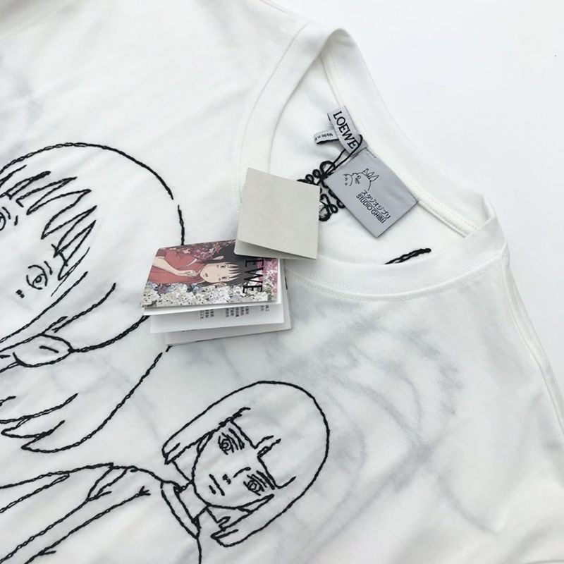 人気急上昇ロエベ×千と千尋の神隠し コピー 千尋 エンブロイダリー Tシャツ (コットン) S928Y22X03激安送料無料