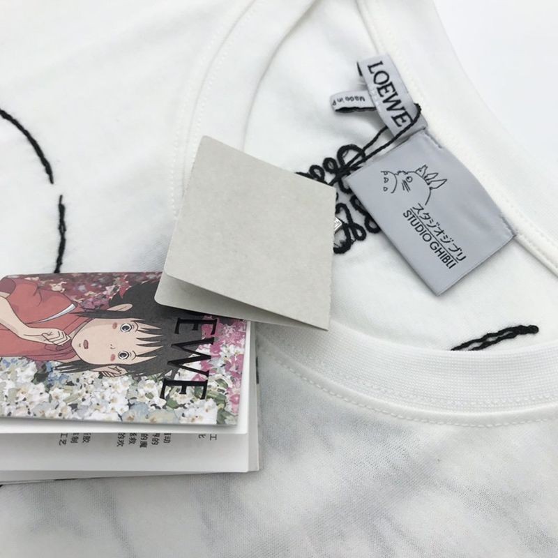 人気急上昇ロエベ×千と千尋の神隠し コピー 千尋 エンブロイダリー Tシャツ (コットン) S928Y22X03高い品質