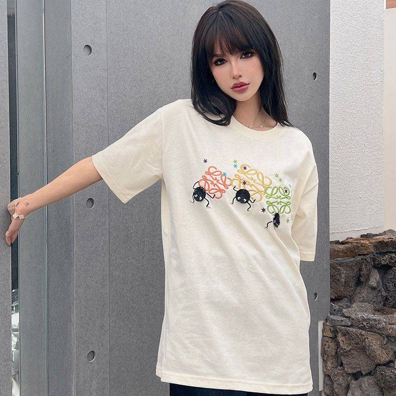 送料込ロエベ 偽物『千と千尋の神隠し』ススワタリ アナグラム Tシャツ (コットン) loc51628高い品質
