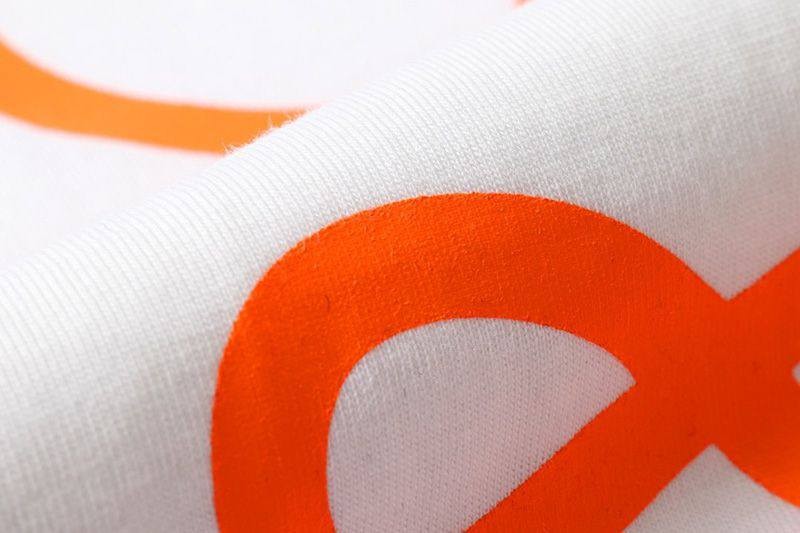 《大人気》 ロエベ Tシャツ コピーアナグラム ブローチプリント 半袖 lou17893代引きを販売