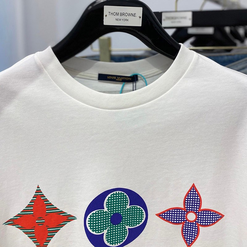 春夏に！ヴィトン Ｔシャツ 偽物 ハーフパンツデニムスニーカーに！半袖 1A7WIE通販