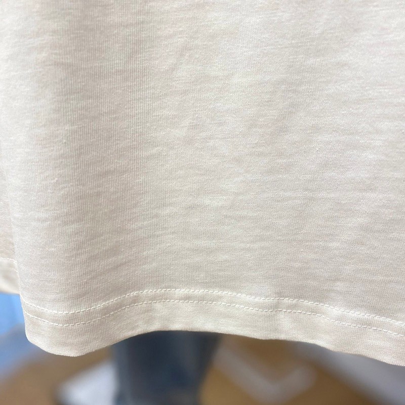 春夏に！ヴィトン Ｔシャツ 偽物 ハーフパンツデニムスニーカーに！半袖 1A7WIE最高級