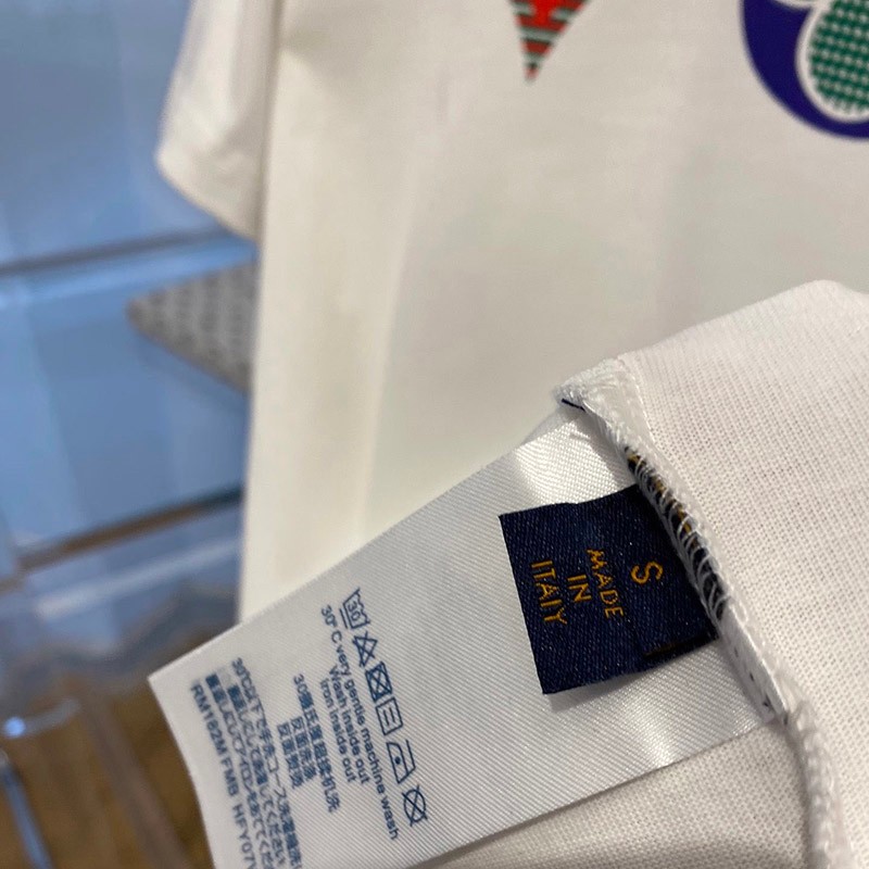 春夏に！ヴィトン Ｔシャツ 偽物 ハーフパンツデニムスニーカーに！半袖 1A7WIEN級品