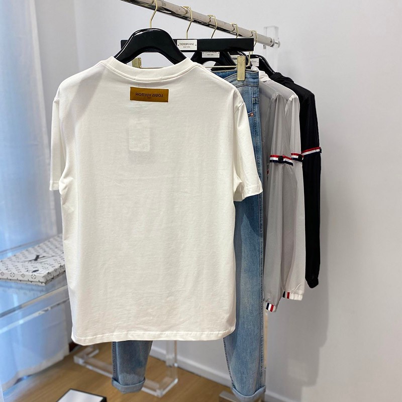 春夏に！ヴィトン Ｔシャツ 偽物 ハーフパンツデニムスニーカーに！半袖 1A7WIE代引きを販売