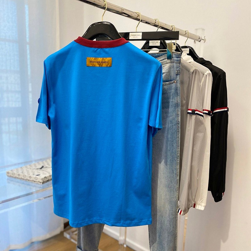 世界中で大人気♪ ​ルイヴィトン Tシャツ パロディ VUITTAMINES コットンジャージー 半袖 1A92NL代引きを販売