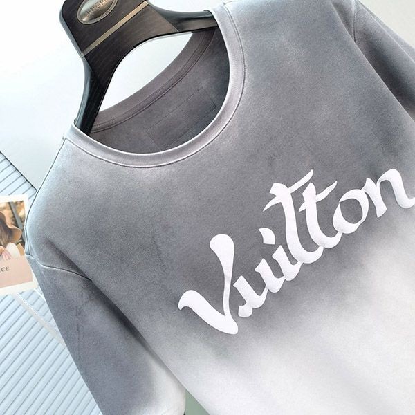 目を惹くカラー ルイヴィトン ロゴＴシャツ スーパーコピー vun72996激安送料無料