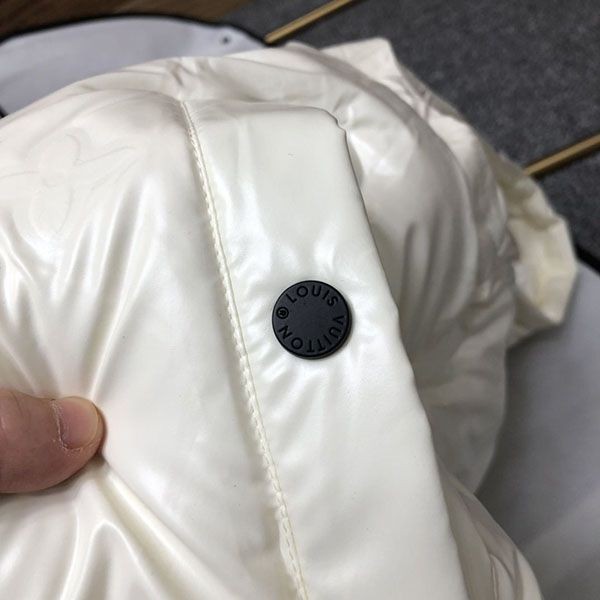 追跡付 ルイヴィトン ホワイト ダウンベスト 偽物 vuo25301人気