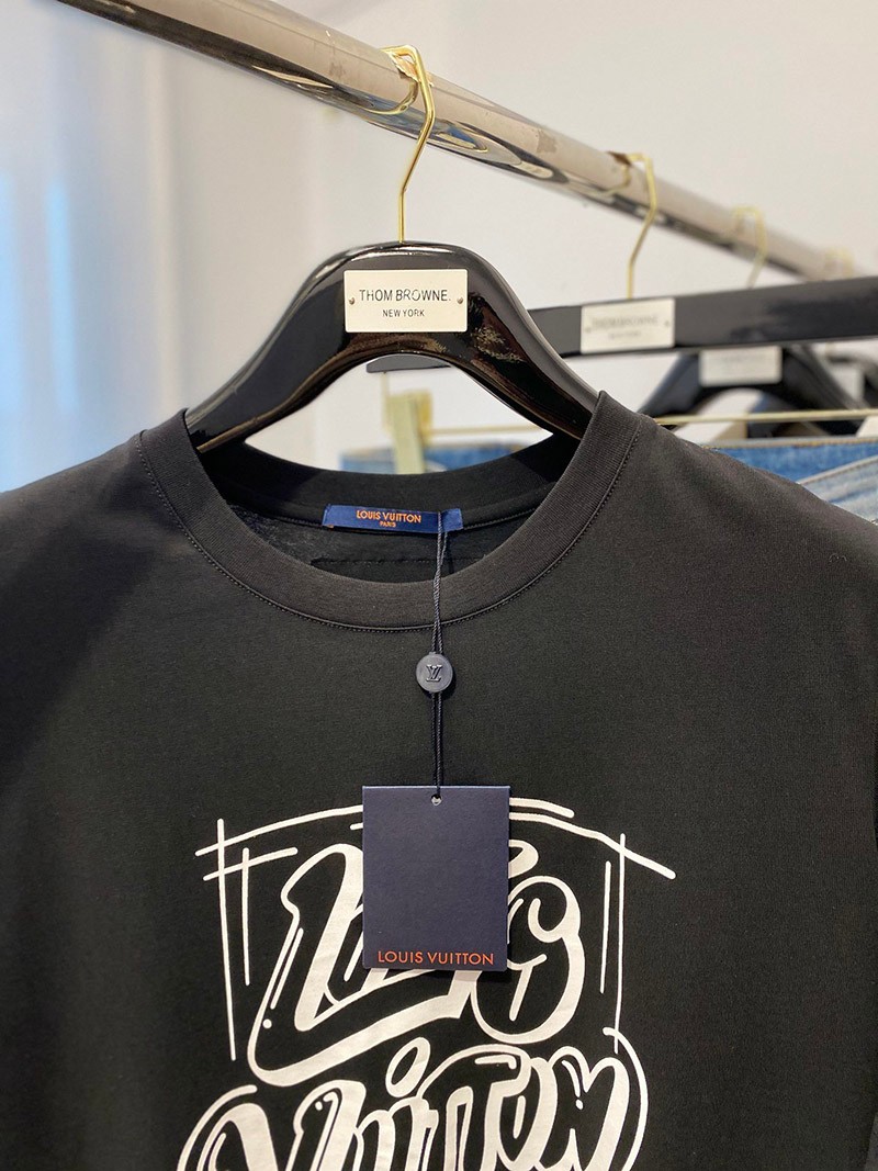 【新作】ルイヴィトン Tシャツ パロディ フロウティングLVプリンテッド 2色 vup70312激安送料無料
