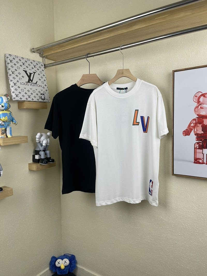 世界中で大人気♪ルイヴィトン x NBA☆プリントTシャツ vut42330代引きを販売