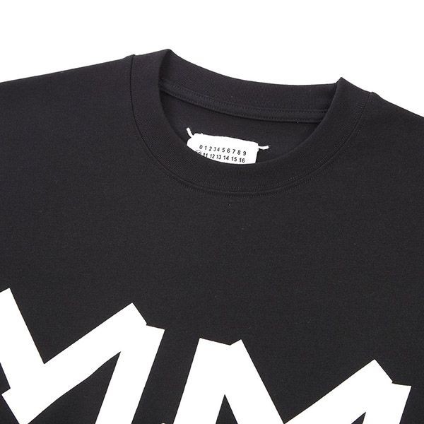 人気No1メゾンマルジェラ ロゴ ブラックTシャツ 偽物 Maq15697激安送料無料
