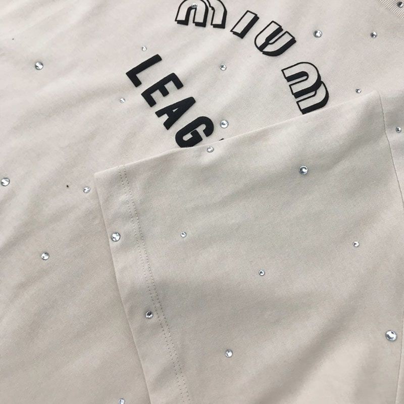 春夏新作ミュウミュウ Leagueロゴ入りのアイコニックなTシャツ 偽物 mye90148人気
