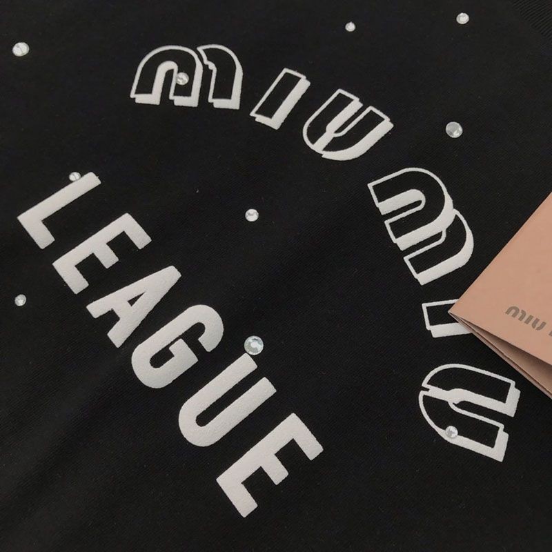 定番ミュウミュウ スーパーコピー Leagueロゴ入りのアイコニックなTシャツ myl95744高い品質