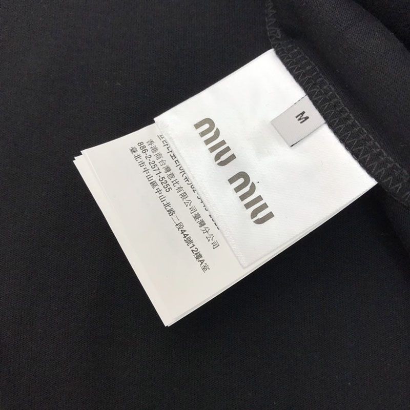 定番ミュウミュウ スーパーコピー Leagueロゴ入りのアイコニックなTシャツ myl95744人気