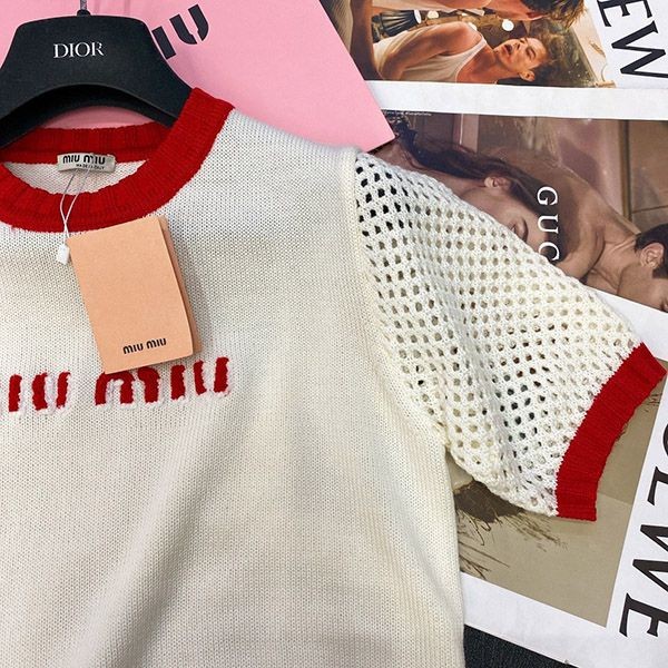 入手困難ミュウミュウ 刺繍入りTシャツ コピー コットン myn17950高い品質