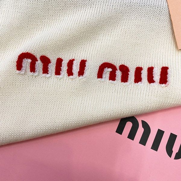 入手困難ミュウミュウ 刺繍入りTシャツ コピー コットン myn17950最高級