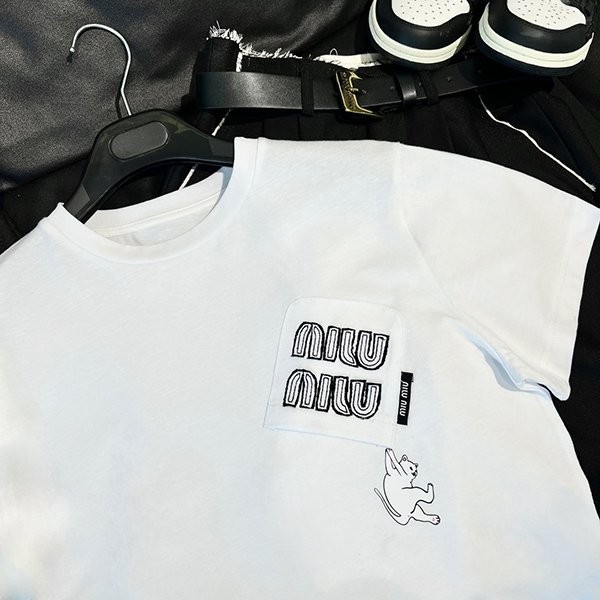 新色☆希少ミュウミュウ CLUB LOGO Tシャツ コピー 刺繍ロゴ myy90100高い品質