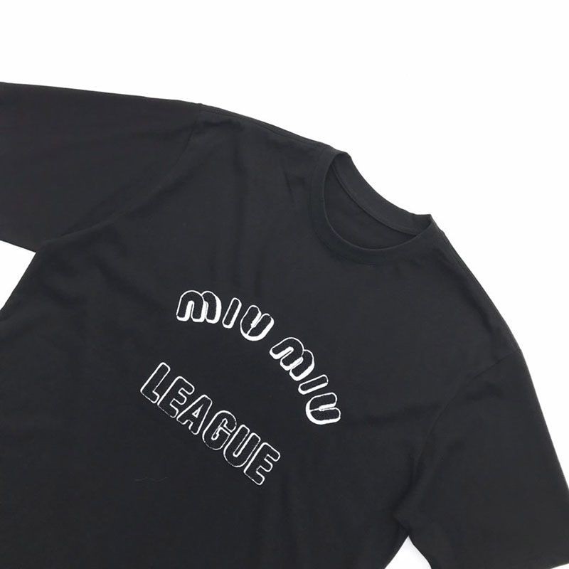 送料込ミュウミュウ 偽物 Leagueロゴ入りのアイコニックなTシャツ myz87152激安送料無料
