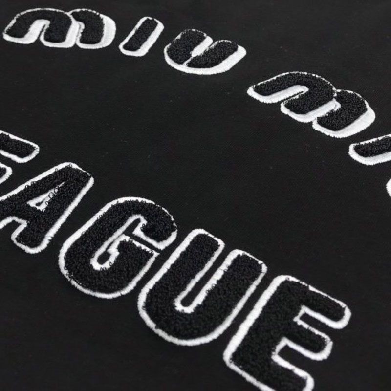 送料込ミュウミュウ 偽物 Leagueロゴ入りのアイコニックなTシャツ myz87152高い品質