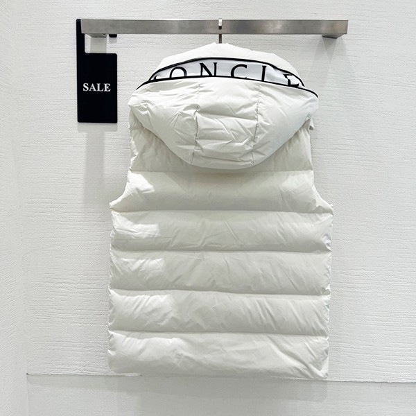 大人気!!新色 モンクレール Cardamineダウンベスト コピー H20911A0015154A81034高い品質