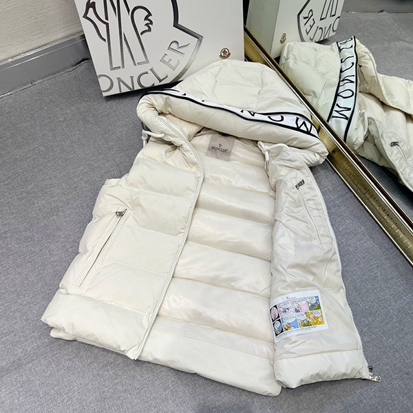 大人気!!新色 モンクレール Cardamineダウンベスト コピー H20911A0015154A81034最高級