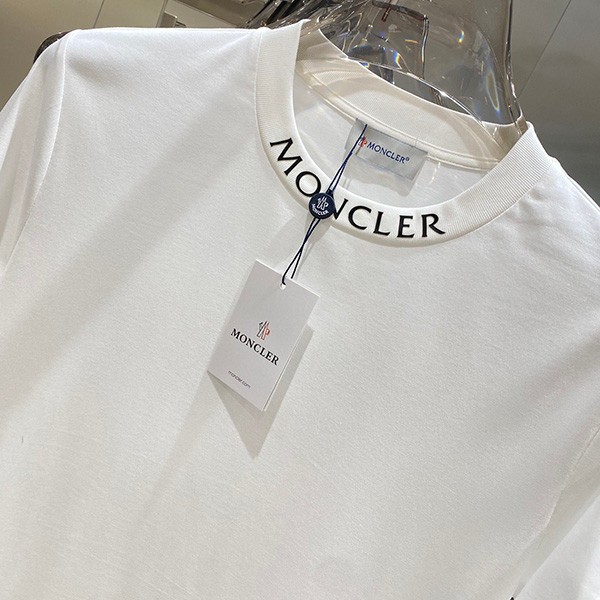 モンクレール 衿にレタリング付きTシャツ 偽物 mog49139激安送料無料