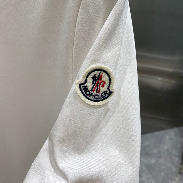 モンクレール 衿にレタリング付きTシャツ 偽物 mog49139高い品質