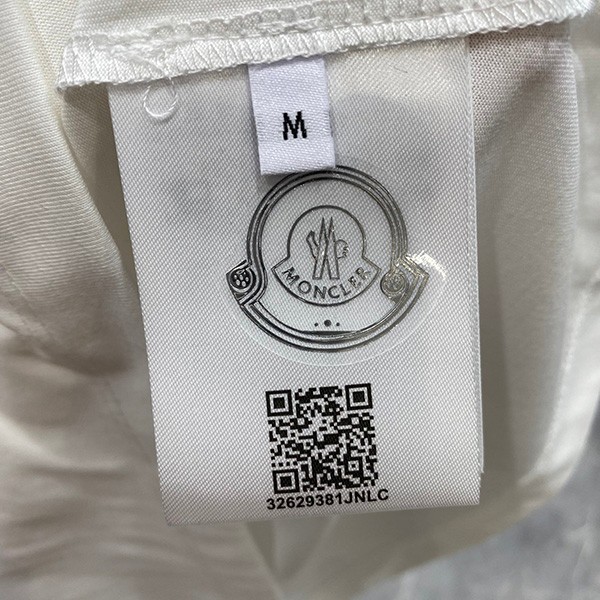 モンクレール 衿にレタリング付きTシャツ 偽物 mog49139最高級