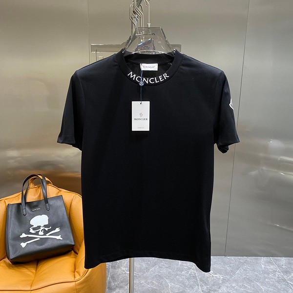 モンクレール 衿にレタリング付きTシャツ 偽物 mog49139代引きを販売