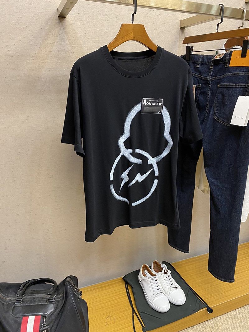 ★日本!!人気！モンクレールジーニアス コピー【7 モンクレール FRAGMENT藤沢ヒロシ】Fragment スプレーロゴTシャツ mog49509激安送料無料