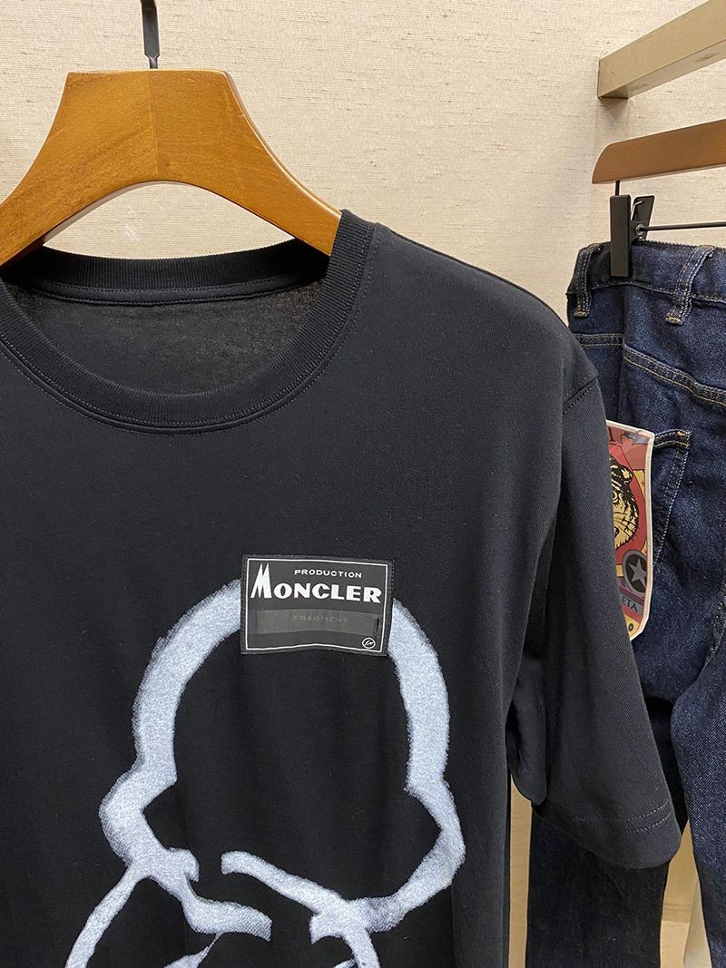 ★日本!!人気！モンクレールジーニアス コピー【7 モンクレール FRAGMENT藤沢ヒロシ】Fragment スプレーロゴTシャツ mog49509最高級