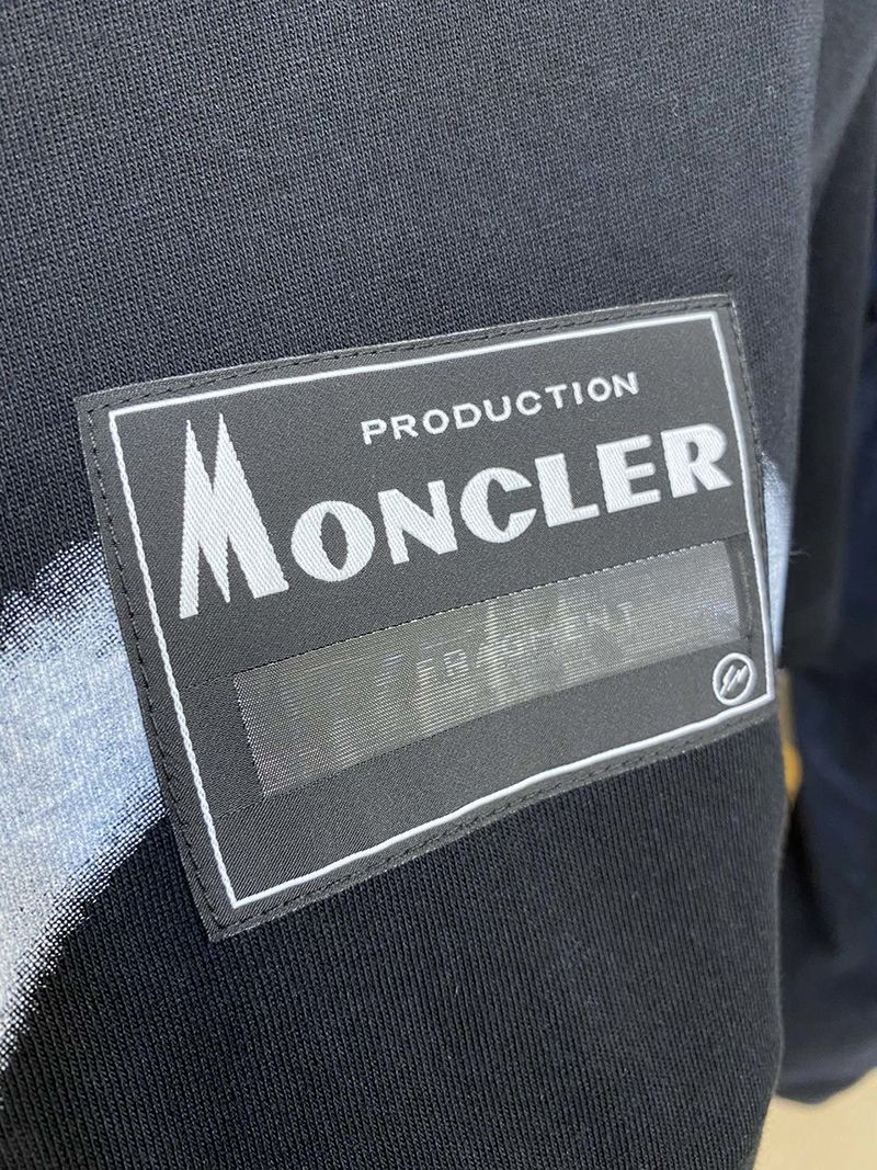 ★日本!!人気！モンクレールジーニアス コピー【7 モンクレール FRAGMENT藤沢ヒロシ】Fragment スプレーロゴTシャツ mog49509代引きを販売