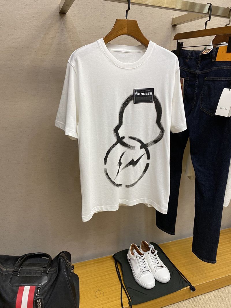 新作モンクレールジーニアス 偽物★GENIUS FRAGMENTコラボ スプレーロゴTシャツ 藤原ヒロシ moi77942激安送料無料