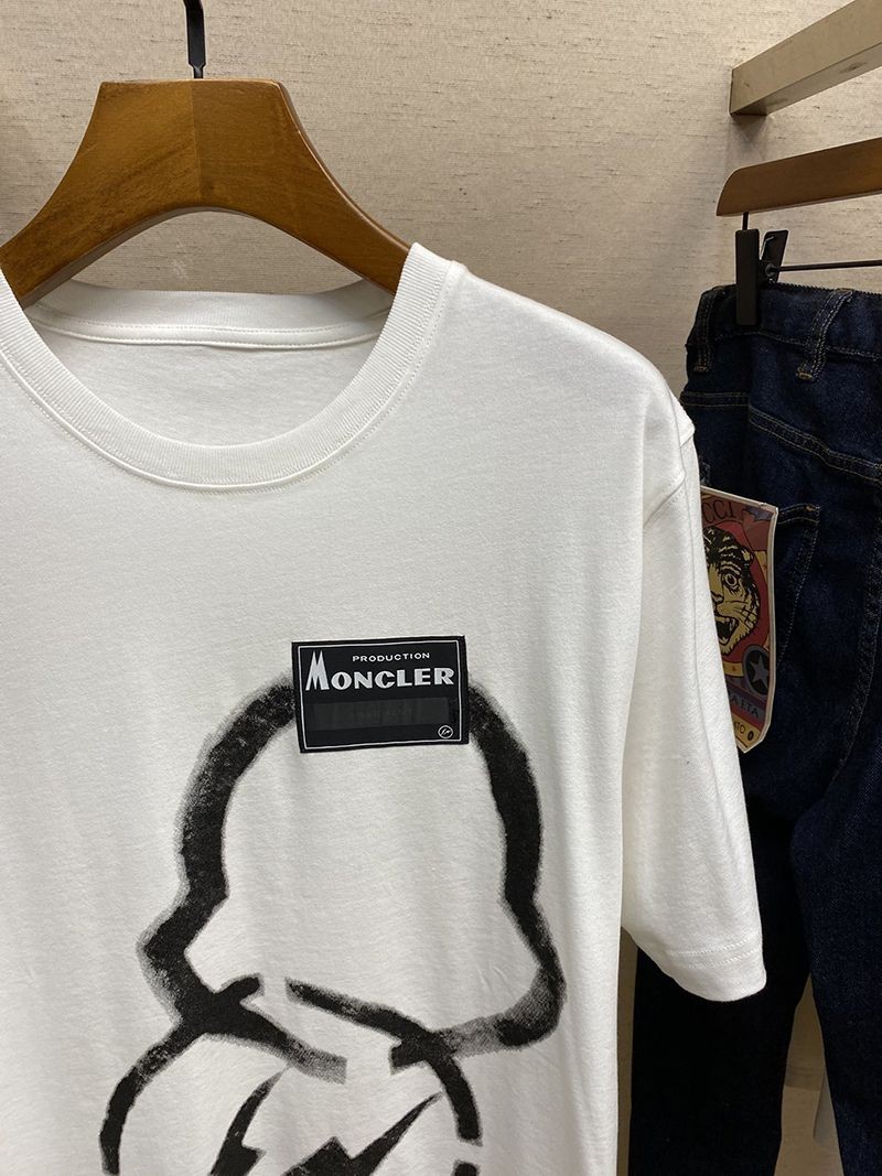 新作モンクレールジーニアス 偽物★GENIUS FRAGMENTコラボ スプレーロゴTシャツ 藤原ヒロシ moi77942人気