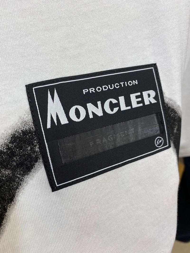新作モンクレールジーニアス 偽物★GENIUS FRAGMENTコラボ スプレーロゴTシャツ 藤原ヒロシ moi77942N級品