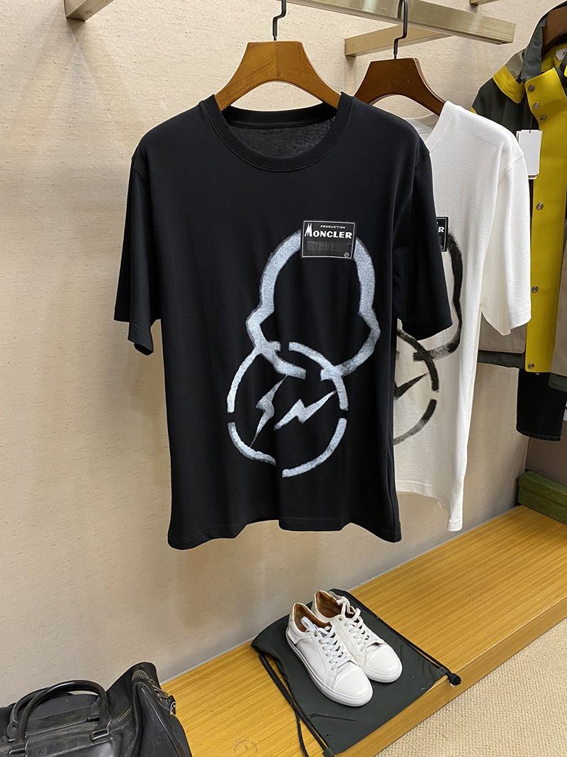 新作モンクレールジーニアス 偽物★GENIUS FRAGMENTコラボ スプレーロゴTシャツ 藤原ヒロシ moi77942品質保証