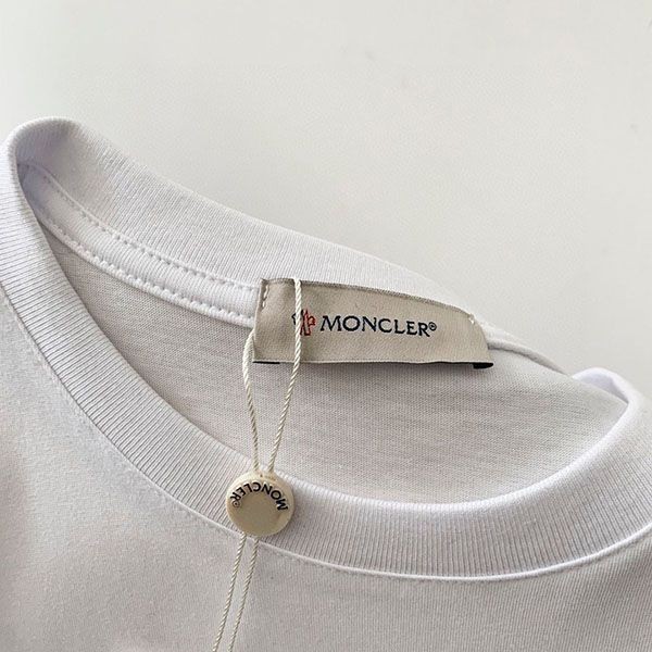 稀少 モンクレール クルーネック プリント刺しゅうロゴTシャツ mol49237人気