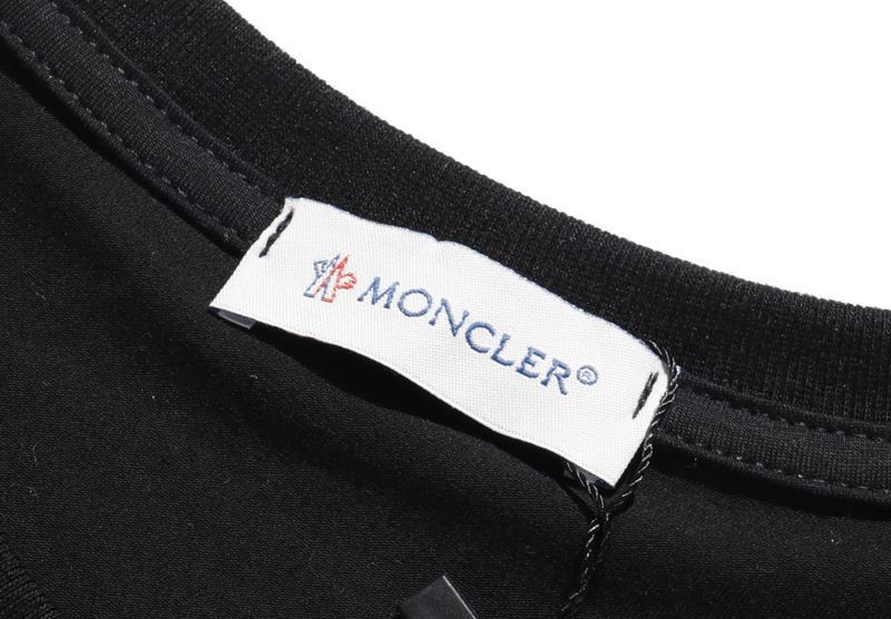 目を惹くカラーモンクレール 偽物 ビッグ ロゴ T シャツ mom19216代引きを販売
