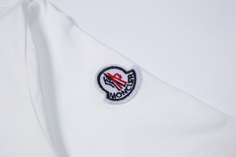 関税なしモンクレール ビッグロゴ Tシャツ 偽物 2色 mon13603代引きを販売