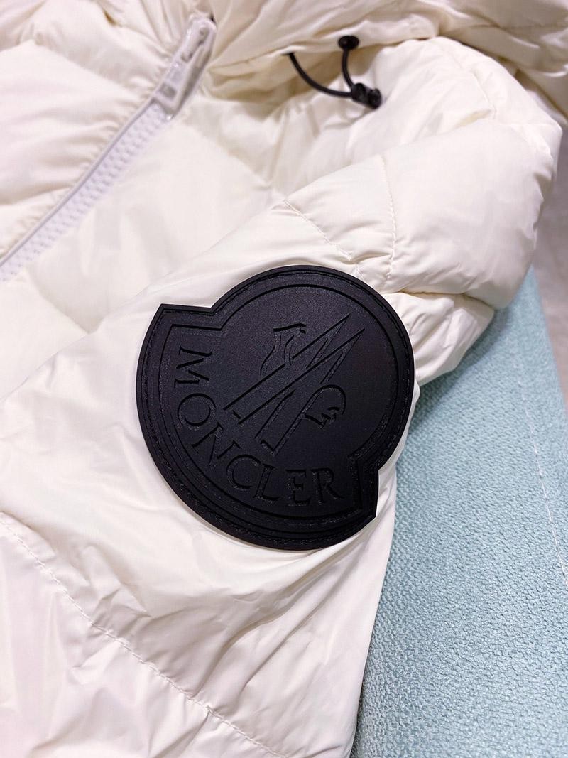 目を惹くカラー モンクレール 偽物 ユニセックス フード付 ダウン mop86541代引きを販売