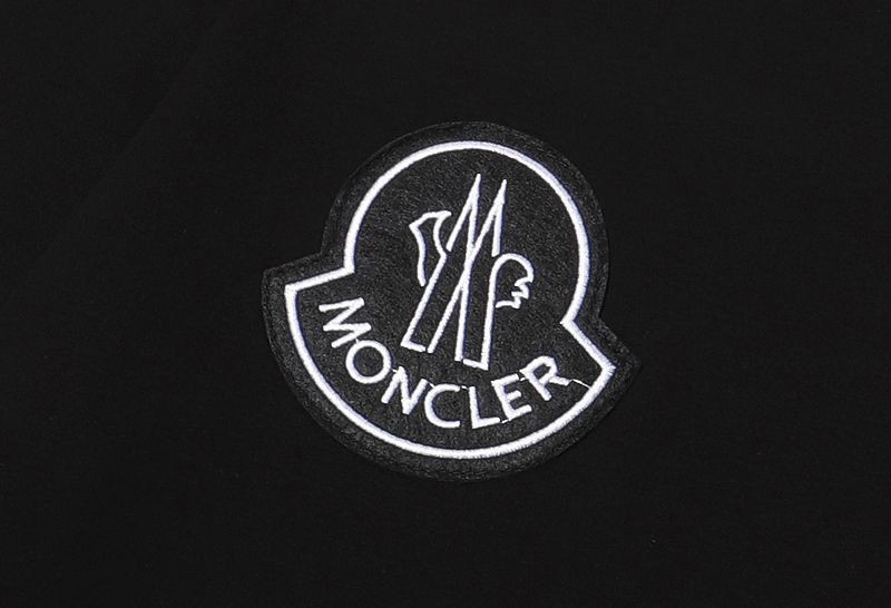 累積売上総額第１位！モンクレール 偽物 シンプルロゴ半袖Tシャツ mow13157最高級